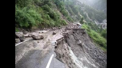 A stretch of the highway has sunk at Baroni Khad in the Rampur subdivision of Himachal Pradesh. (HT Photo) A stretch of the highway has sunk at Baroni Khad in the Rampur subdivision of Himachal Pradesh. (HT Photo)