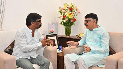 Jharkhand Congress president Rajesh Thakur meets CM Hemant Soren. (ANI) Jharkhand Congress president Rajesh Thakur meets CM Hemant Soren. (ANI)