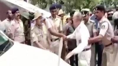 Karnataka chief minister Siddaramaiah told security officials to sort out the problem faced by people living in the neighbourhood (Screengrab) Karnataka chief minister Siddaramaiah told security officials to sort out the problem faced by people living in the neighbourhood (Screengrab)