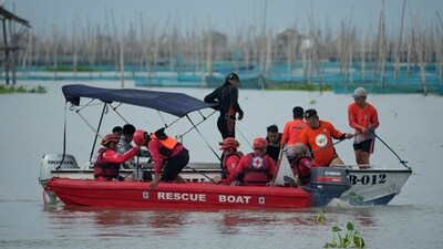 Rescuers search for missing passengers from a boat that capsized in Binangonan, Rizal province, Philippines (AP)