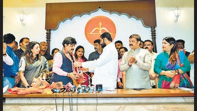 Speaking at the function where Shinde welcomed him to his party, Satamkar said that he was in Shiv Sena for 32 years, but when he faced trouble, the party did not stand by him. He said, “Shinde will support me. I am ready to accept any responsibility given by the CM.” (HT PHOTO)