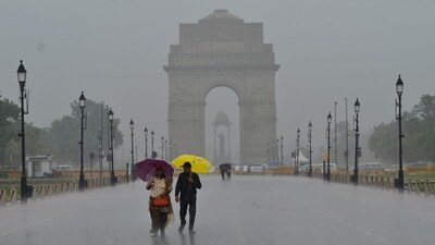 Visitors enjoying rainfall at Kartavya Path. The relative humidity ws reacorded at 85 per cent around 8:30am. (Vipin Kumar/ Hindustan Times) Visitors enjoying rainfall at Kartavya Path. The relative humidity ws reacorded at 85 per cent around 8:30am. (Vipin Kumar/ Hindustan Times)