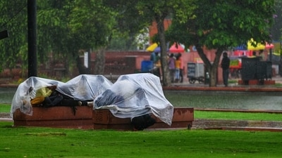 People covering themselves from rain with polythene. According to India Meteorological Department, the maximum temperature in the national capital is expected to settle at 35 degrees Celsius. (Vipin Kumar/ Hindustan Times) People covering themselves from rain with polythene. According to India Meteorological Department, the maximum temperature in the national capital is expected to settle at 35 degrees Celsius. (Vipin Kumar/ Hindustan Times)