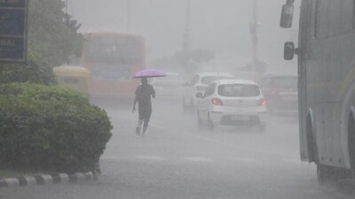 Civil Lines, Laxmi Nagar and Lajpat Nagar received rainfall and parts of the national capital, including Jasola and Okhla, witnessed overcast skies. (RajkRaj/ Hindustan Times) Civil Lines, Laxmi Nagar and Lajpat Nagar received rainfall and parts of the national capital, including Jasola and Okhla, witnessed overcast skies. (RajkRaj/ Hindustan Times)