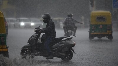 Commuters wading through water filled roads as rainfall batters Delhi's ITO Chowk. (RajkRaj/ Hindustan Times) Commuters wading through water filled roads as rainfall batters Delhi's ITO Chowk. (RajkRaj/ Hindustan Times)
