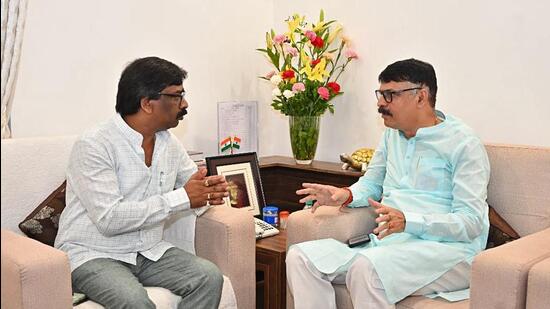 Jharkhand Congress president Rajesh Thakur meets CM Hemant Soren. (ANI)