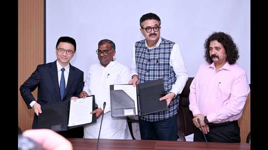 Officials at the MoU-signing ceremony, in Lucknow, on Friday (HT Photo)