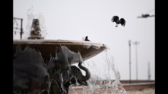 The maximum temperature the city recorded on Friday was 36.5 degrees Celsius while the minimum was 29.2 degrees Celsius even as the relative humidity hovered between 85% and 58%, the weather dept said. (Deepak Gupta/HT)