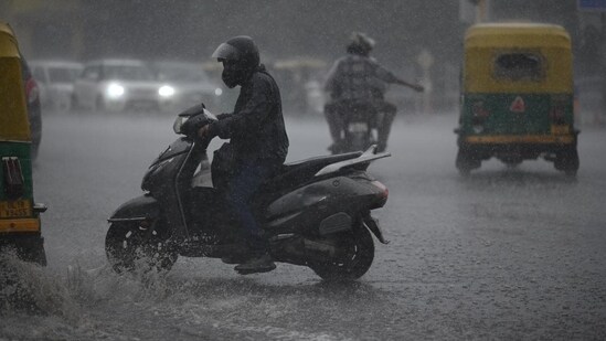 Met centre predicts ‘heavy rainfall’ in parts konkan during next 24 hrs. Met centre predicts ‘heavy rainfall’ in parts konkan during next 24 hrs.