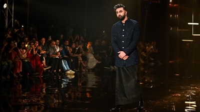 For the show, Ranbir Kapoor donned a deep blue contemporary bandhgala jacket paired with fusion lungi pants. (ANI) For the show, Ranbir Kapoor donned a deep blue contemporary bandhgala jacket paired with fusion lungi pants. (ANI)