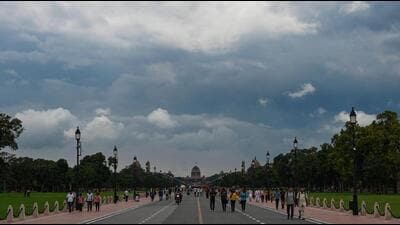 Clouds seen hovering over the skies on Kartavyapath near Rashtrapati Bhawan in New Delhi on Saturday. (Sanchit Khanna/HT PHOTO)