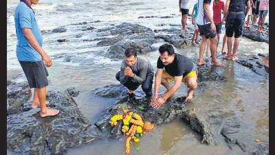Milind Raut, member, Vadhavan Bandar Virodhi Yuva Sangharsh Samiti, said, “The marine environment here is very sensitive. There are sea-fans, zoo-anthus, barnado-pora and gonio-pora corals which are listed in Schedule-1 of the Wildlife Act, 1972. (HT PHOTO) Milind Raut, member, Vadhavan Bandar Virodhi Yuva Sangharsh Samiti, said, “The marine environment here is very sensitive. There are sea-fans, zoo-anthus, barnado-pora and gonio-pora corals which are listed in Schedule-1 of the Wildlife Act, 1972. (HT PHOTO)