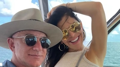 Jeff Bezos, Lauren Sánchez cuddle and kiss on Italian yacht (laurensanchez/ Instagram) Jeff Bezos, Lauren Sánchez cuddle and kiss on Italian yacht (laurensanchez/ Instagram)