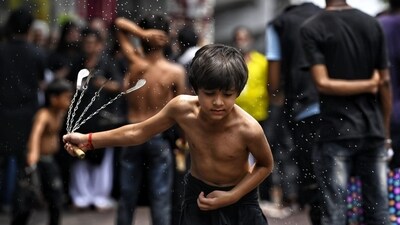Shia Muslims engage in mourning processions, self-flagellation or chest-beating as expressions of grief, and mourning rituals, processions and gatherings in mosques. (Photo by Deepak Gupta Hindustan Times) Shia Muslims engage in mourning processions, self-flagellation or chest-beating as expressions of grief, and mourning rituals, processions and gatherings in mosques. (Photo by Deepak Gupta Hindustan Times)