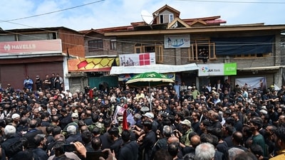 Shia mourners take part in Muharram processions on the tenth day of Muharram, at Bota Kadal area in Srinagar. (Photo By Waseem Andrabi /Hindustan Times) Shia mourners take part in Muharram processions on the tenth day of Muharram, at Bota Kadal area in Srinagar. (Photo By Waseem Andrabi /Hindustan Times)