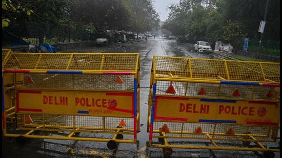 TOPSHOT - A Delhi police barrier blocks a street during a Delhi state-wide weekend curfew imposed by the authorities to curb the spreading of the Covid-19 coronavirus in New Delhi on January 8, 2022. (Photo by Prakash SINGH / AFP) (AFP)