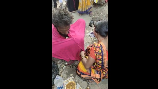 Viral video shows a woman reuniting with his missing husband after 10 years in Ballia, Uttar Pradesh. (Twitter/@Benarasiyaa)