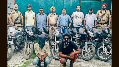 Accused vehicle lifters in police custody in Ludhiana. (HT PHOTO) Accused vehicle lifters in police custody in Ludhiana. (HT PHOTO)