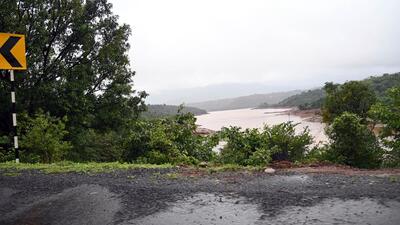 Bodies of two passengers were recovered from the backwaters of Nira-Deodhar Dam after the car they were travelling in with two others fell in the waterbody from Varandha Ghat on Saturday morning. (Kalpesh Nukte/HT PHOTO)