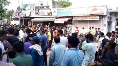 People stage protest over the death of three persons who were electrocuted on Sunday in Dholpur (HT Photo) People stage protest over the death of three persons who were electrocuted on Sunday in Dholpur (HT Photo)