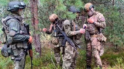 Belarusian soldier of the Special Operations Forces (SOF) and a mercenary fighter from Wagner private military company attend the weeklong maneuvers (AP)