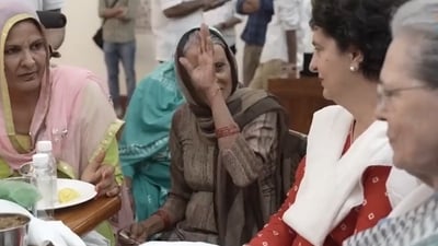 Women farmers are seen interacting with Sonia Gandhi and Priyanka Gandhi. Women farmers are seen interacting with Sonia Gandhi and Priyanka Gandhi.