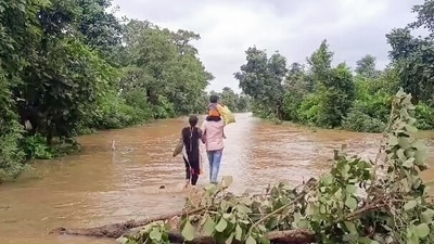 Warning issued as Godavari river flows above the danger mark in Bhadrachalam, Telangana on Saturday. (ANI Photo) Warning issued as Godavari river flows above the danger mark in Bhadrachalam, Telangana on Saturday. (ANI Photo)