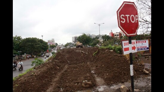 More than 40,000 irate residents in Katraj, Ambegaon and other areas have demanded swift action to resolve their problem. (RAVINDRA JOSHI/ HT PHOTO)