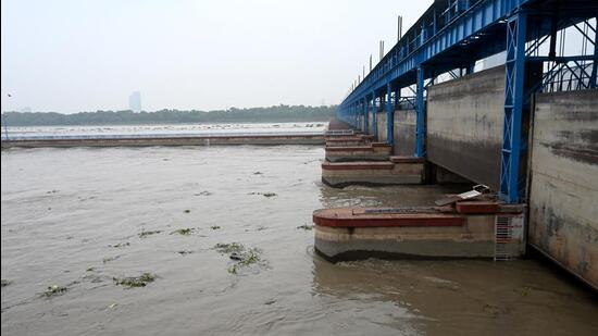 This comes amid the government’s repeated warnings to not go near the river and its floodplains, as the Yamuna’s levels have been hovering near the danger mark for weeks now. (HT Photo)