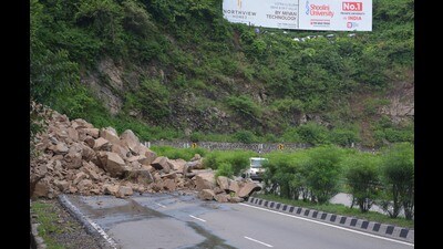 A case has been registered against NHAI’s executing and planning officers based and GR Infra Projects, a company which executed the four-lane stretch from Parwanoo to Solan. (HT file photo)