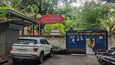 A school in Pune that will remain closed on Tuesday. With Prime Minister Narendra Modi visiting Pune on Tuesday, some schools and colleges located in Peth areas have decided to remain shut while others have announced online classes anticipating traffic, road closures and security measures. (RAHUL RAUT/HT) A school in Pune that will remain closed on Tuesday. With Prime Minister Narendra Modi visiting Pune on Tuesday, some schools and colleges located in Peth areas have decided to remain shut while others have announced online classes anticipating traffic, road closures and security measures. (RAHUL RAUT/HT)