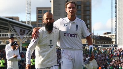 Stuart Broad and Moeen Ali are applauded off the field by their teammates (Reuters)