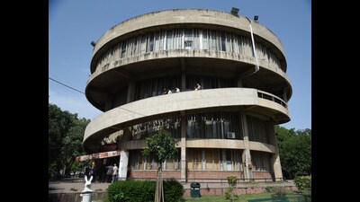 Chandigarh administrator Banwarilal Purohit had held two meetings with Punjab and Haryana on June 1 and July 3 to reach a consensus, but both remained inconclusive. (HT File) Chandigarh administrator Banwarilal Purohit had held two meetings with Punjab and Haryana on June 1 and July 3 to reach a consensus, but both remained inconclusive. (HT File)