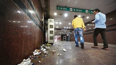 Garbage inside the Shankar Market underpass at Connaught Place in New Delhi. (Sanchit Khanna/HT PHOTO) Garbage inside the Shankar Market underpass at Connaught Place in New Delhi. (Sanchit Khanna/HT PHOTO)