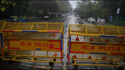 TOPSHOT - A Delhi police barrier blocks a street during a Delhi state-wide weekend curfew imposed by the authorities to curb the spreading of the Covid-19 coronavirus in New Delhi on January 8, 2022. (Photo by Prakash SINGH / AFP) (AFP)