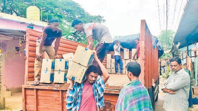 Village volunteers taking part in flood relief operation in East Godavari, Andhra Pradesh. (HT) Village volunteers taking part in flood relief operation in East Godavari, Andhra Pradesh. (HT)
