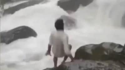 Karnataka man washes away at Arasinagundi falls while making Instagram reels. Video (Screengrab from Twitter video) Karnataka man washes away at Arasinagundi falls while making Instagram reels. Video (Screengrab from Twitter video)
