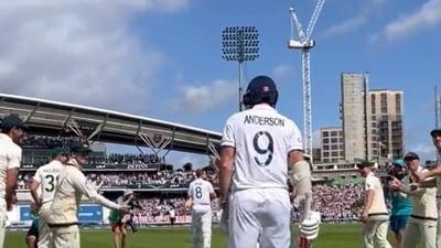 Steve Smith's gesture for James Anderson after Stuart Broad guard of honour Steve Smith's gesture for James Anderson after Stuart Broad guard of honour