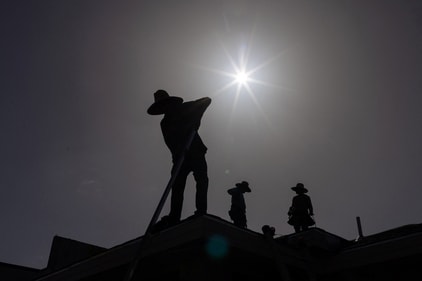 Roofers sport hats to take cover from the sun during a heatwave in Eagle Pass, Texas, U.S. July 27, 2023.  REUTERS/Adrees Latif     TPX IMAGES OF THE DAY (REUTERS)