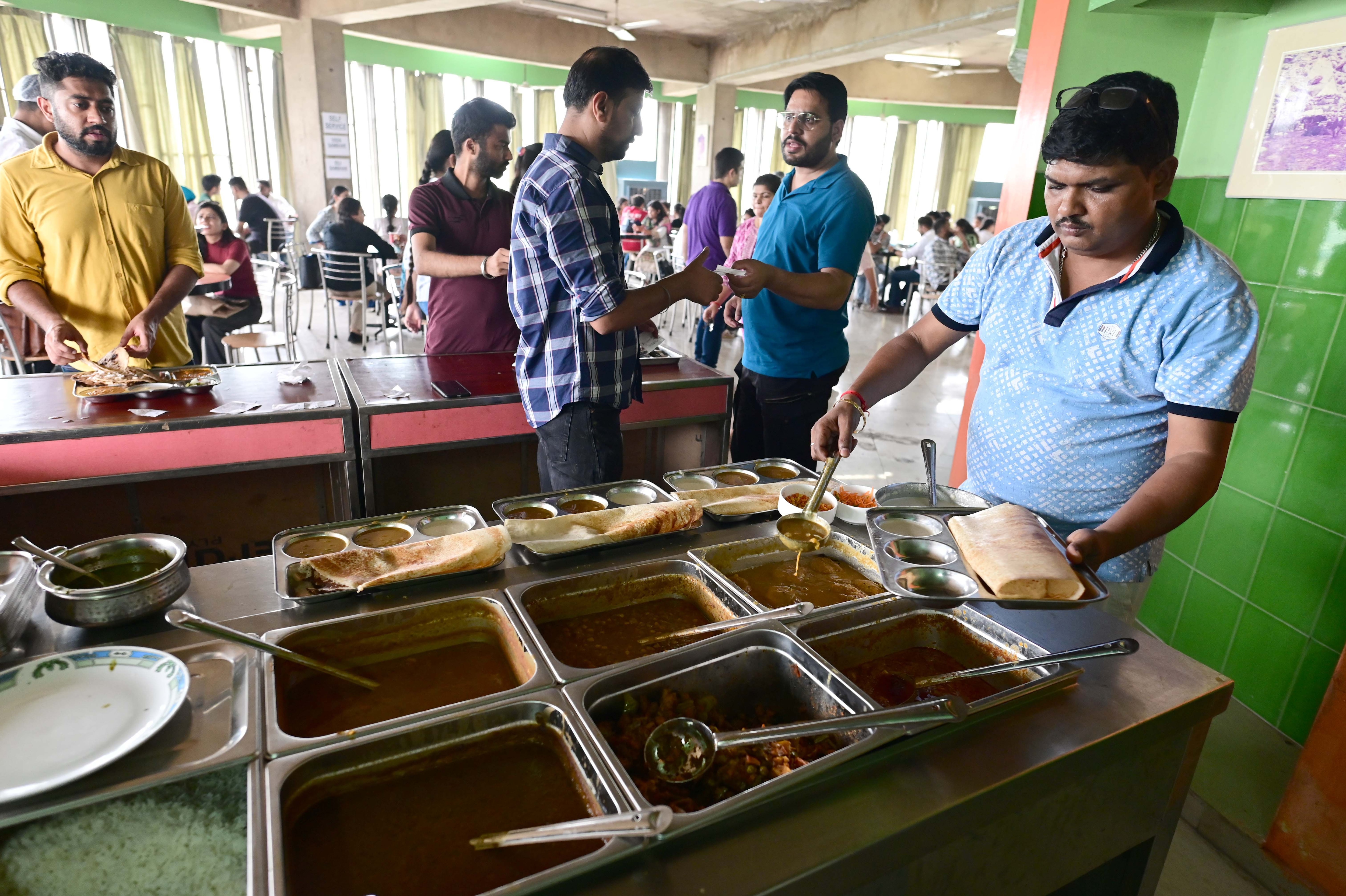 Students lining up to try out the new menu at the coffee house (Photo: Ravi Kumar/HT) Students lining up to try out the new menu at the coffee house (Photo: Ravi Kumar/HT)