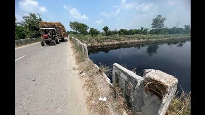 A view of damaged retaining walls of bridges over Buddha Nullah in Ludhiana. (ht photo) A view of damaged retaining walls of bridges over Buddha Nullah in Ludhiana. (ht photo)