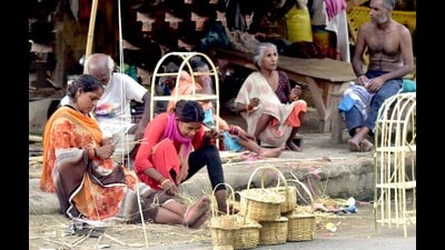 Artisans making handicraft items in Prayagraj (For representation)
