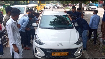Cab drivers persuading a driver not to ferry passengers in Panchkula. (Sant Arora/HT) Cab drivers persuading a driver not to ferry passengers in Panchkula. (Sant Arora/HT)
