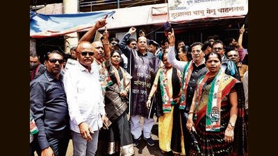 Congress leader Mohan Joshi (centre) along with others protested and raised slogans in Mandai area. (Rahul Raut/HT PHOTO)