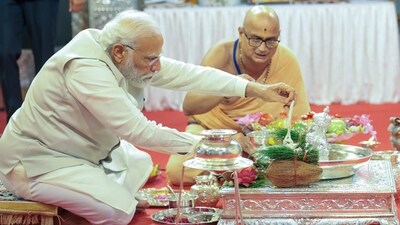 Prime Minister Narendra Modi performs Darshan and Pooja at Shreemant Dagdusheth Halwai Ganpati Mandir, in Pune on Tuesday. 