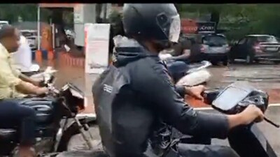 Man on an electric bike with an unusual horn. (Twitter/@dakuwithchaku)