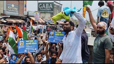 Led by street vendor union’s president Ram Das and Jannayak Janta Party (JJP) state spokesperson Vivek Chaudhary Lallana, the protests also witnessed the participation of other politicians. (HT Photo) Led by street vendor union’s president Ram Das and Jannayak Janta Party (JJP) state spokesperson Vivek Chaudhary Lallana, the protests also witnessed the participation of other politicians. (HT Photo)