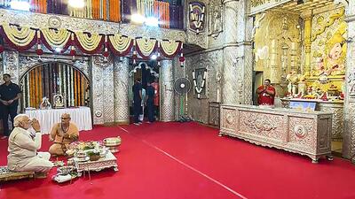 Prime Minister Narendra Modi offers prayers during his visit to the Dagdusheth Halwai temple in Pune on Tuesday. (PTI Photo)