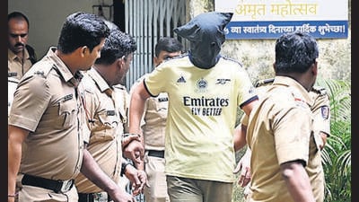 RPF constable Chetan Singh accused for killing four people including his superior onboard the Jaipur-Mumbai Central Superfast Express on Monday taken from lock up to the Magistrate court at Borivali, in Mumbai on Tuesday. Singh was remanded in police custody till August 7. (VIJAY BATE/HT PHOtO) RPF constable Chetan Singh accused for killing four people including his superior onboard the Jaipur-Mumbai Central Superfast Express on Monday taken from lock up to the Magistrate court at Borivali, in Mumbai on Tuesday. Singh was remanded in police custody till August 7. (VIJAY BATE/HT PHOtO)