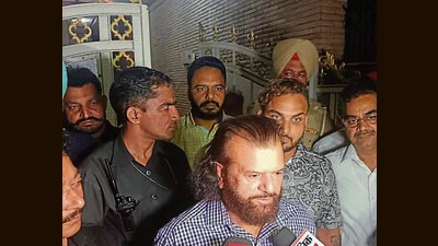 Singer and BJP MP Hans Raj Hans talking to the media after paying condolences to the kin of the deceased singer. (HT PHOTO)